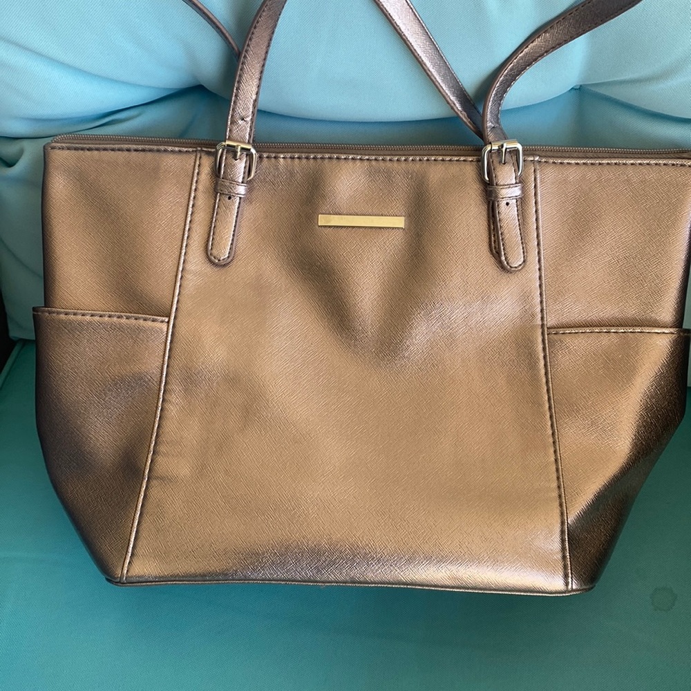 Gently used Charming Charlie purse.. Very, very Ckean